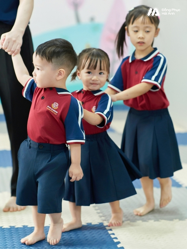 Áo đồng phục Hacool 01 đỏ đô  tươi tắn, giúp bé luôn nổi bật mỗi ngày