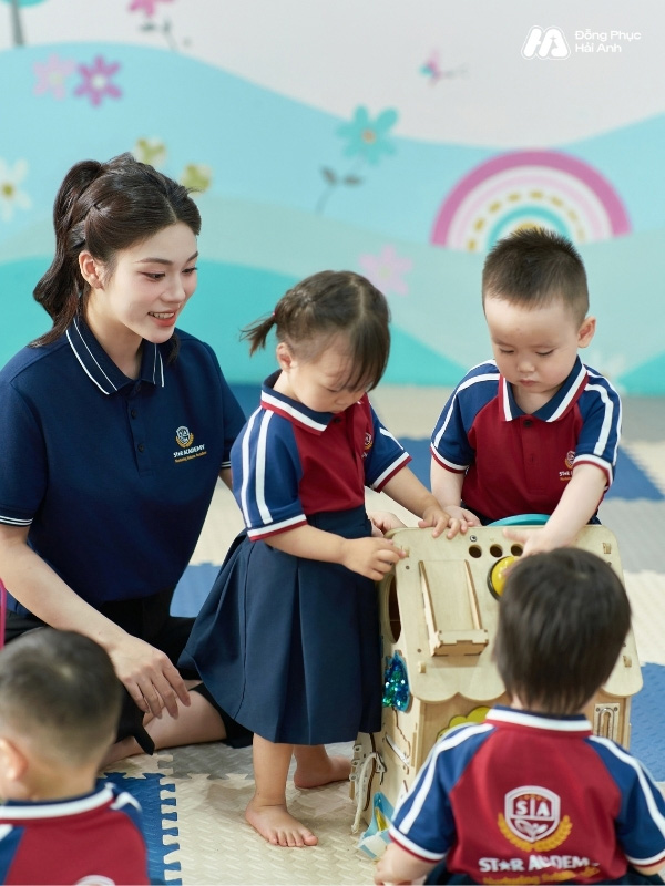 Chất liệu áo đồng phục mầm non Hacool 01 mềm mịn, giúp bé luôn dễ chịu