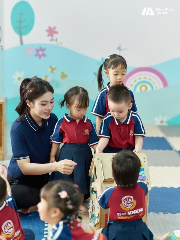 Mẫu Đồng Phục Mầm Non Hacool 01 Màu Đỏ Đô - ảnh 3