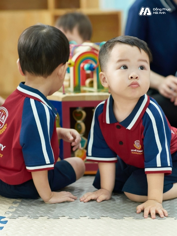 Mẫu áo mầm non Hacool 01 đỏ đô form rộng rãi, bé vận động thoải mái
