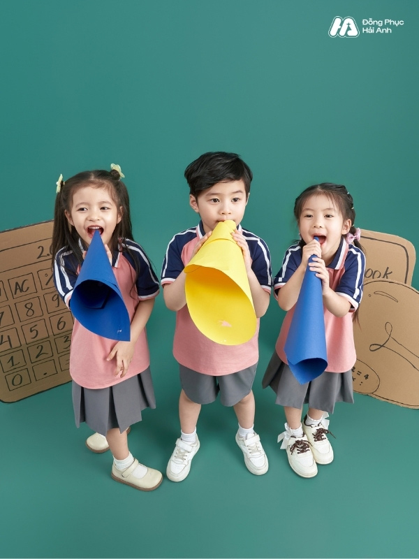 Mẫu đồng phục mầm non Hacool 01 sử dụng màu lòng tôm chủ đạo