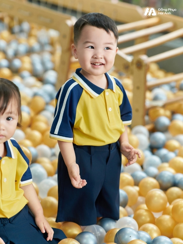 Đồng phục màu vàng cúc vải Hacool mềm mại, nâng niu làn da nhạy cảm của bé