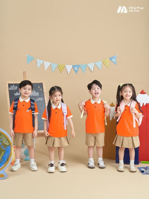 Thiết kế cổ polo lịch sự kết hợp cùng tay ngắn Raglan mang lại vẻ ngoài khỏe khoắn cho bé