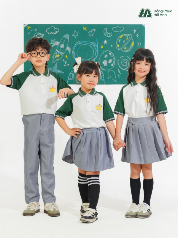 Cận cảnh thiết kế mẫu đồng phục mầm non màu trắng phối raglan xanh Iris