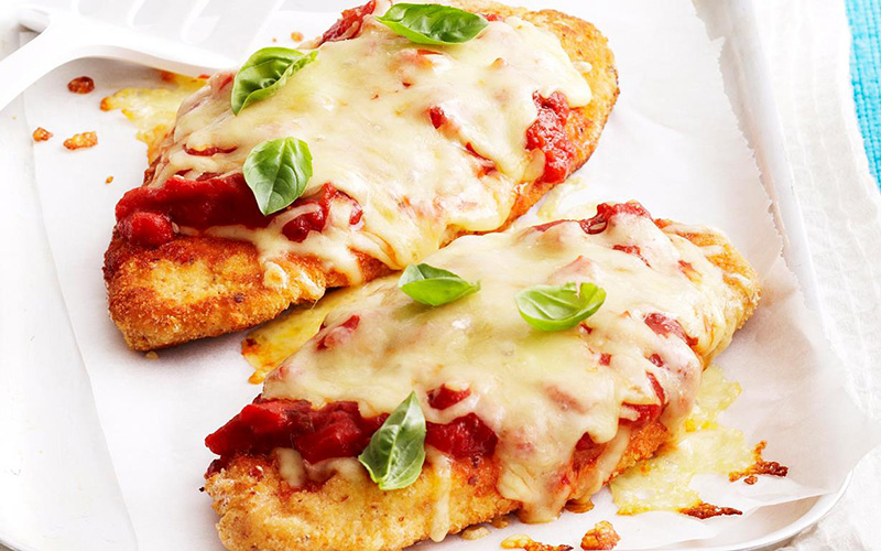 Món gà Parmigiana thường được dùng ở các quán pub ở Úc