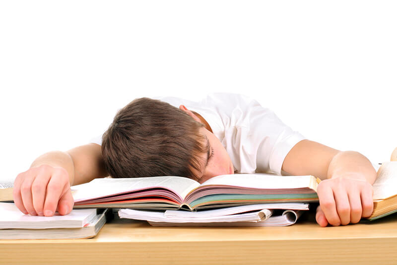 Học quá nhiều, chế độ sinh hoạt không khoa học ảnh hưởng đến sức khỏe và kết quả học tập của học sinh cuối cấp.
