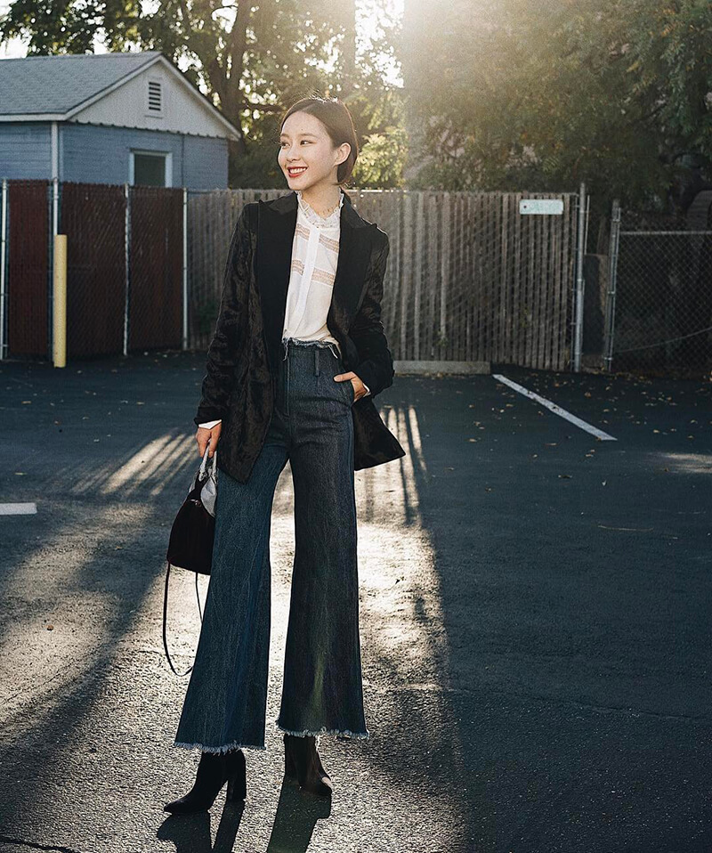 Quần jean ống rộng kết hợp cùng áo blazer