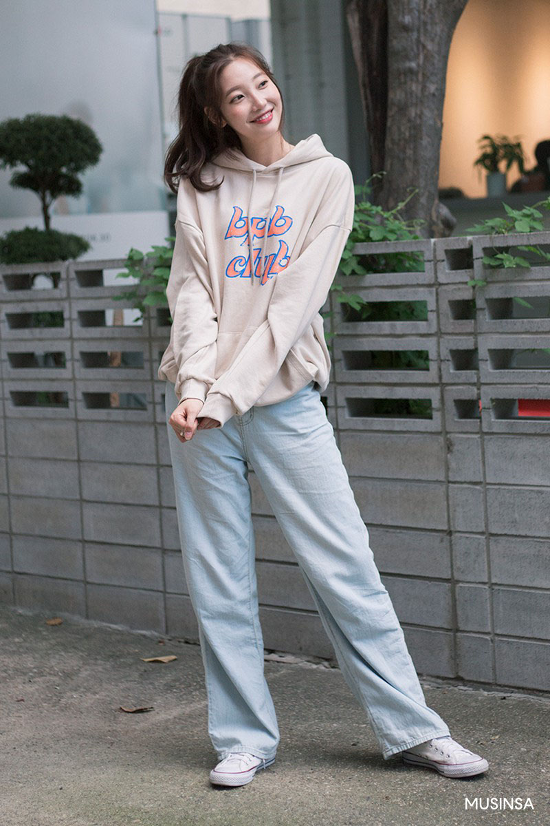 Áo hoodie kết hợp cùng chiếc quần thể hiện được sự năng động, cá tính 