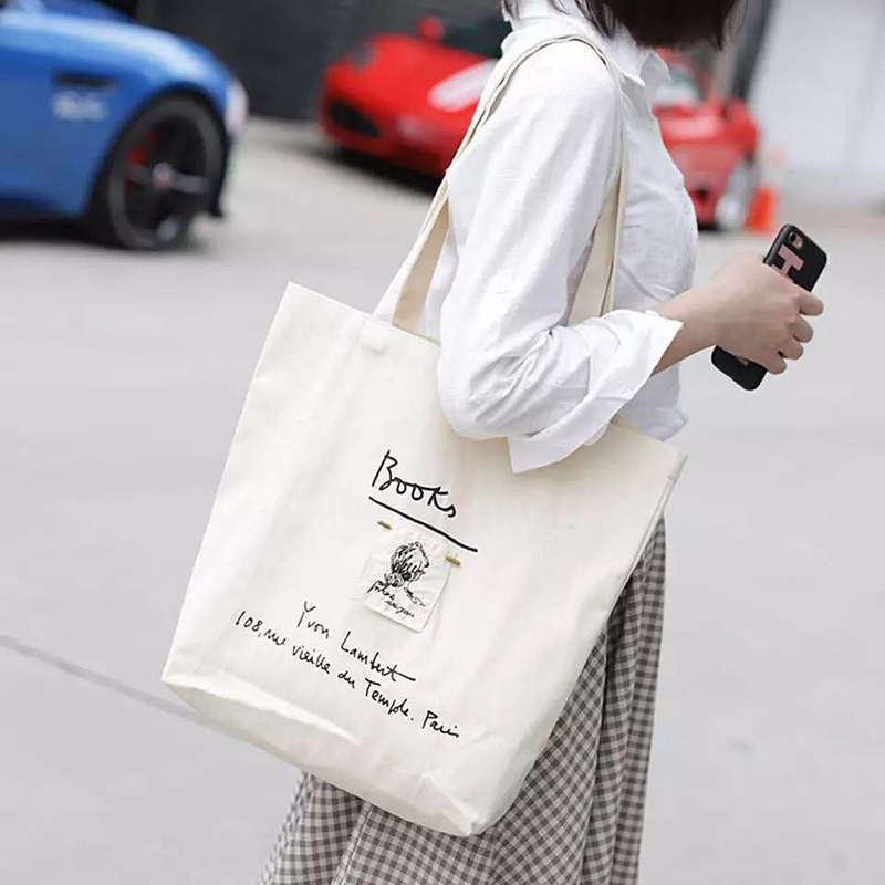 Những chiếc túi tote cá tính không thể thiếu của các bạn học sinh khi đến trường