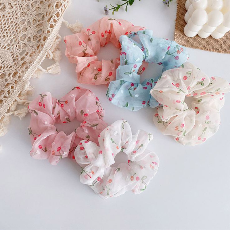 Scrunchies - Phụ kiện cho trang phục đến trường thêm cá tính