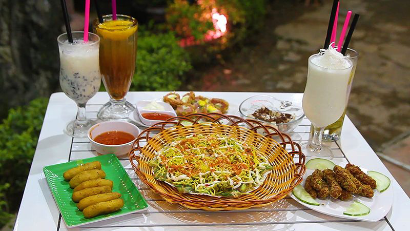 Nem chua rán Khang là quán ăn vặt ngon không thể bỏ qua khi đến Huế