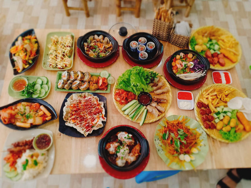 Ăn vặt chị Bé - Xiên que & Cơm chiên muối É với thực đơn đa dạng
