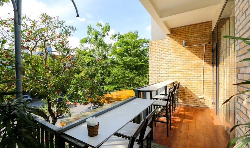 Quán trà sữa view đẹp hướng ra phố