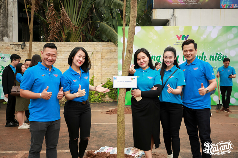 Các thế hệ thanh niên trẻ Đài THVN cũng tự tay trồng thêm những cây xanh góp phần làm đẹp môi trường.