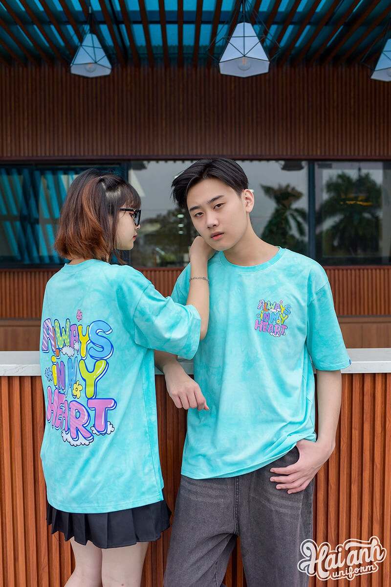 Tạo dáng chụp ảnh đôi bạn thân nam nữ