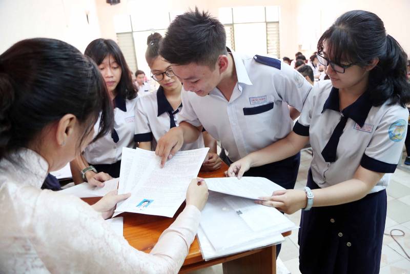 Thẻ dự thi và căn cước công dân/ chứng minh thư nhân dân là hai loại giấy tờ bắt buộc các thí sinh phải mang theo khi vào phòng thi