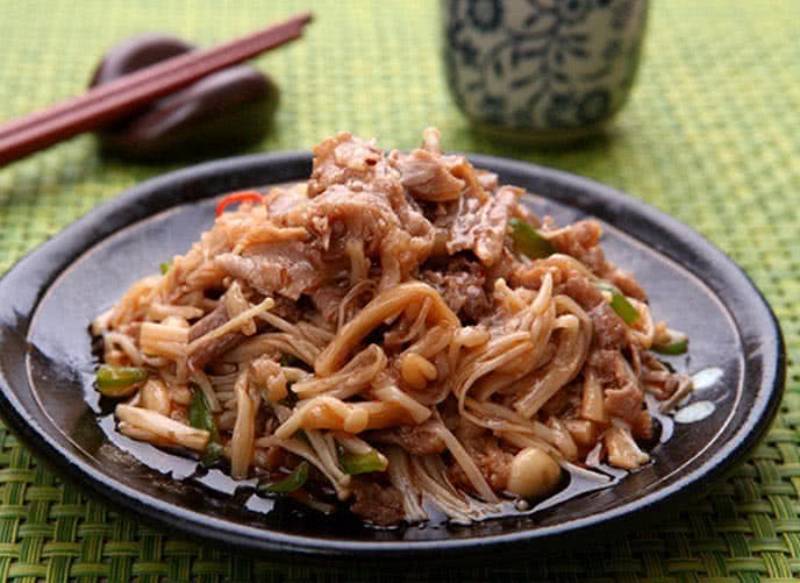 Thịt lợn xào nấm kim châm - món ăn mới lạ cho cả gia đình