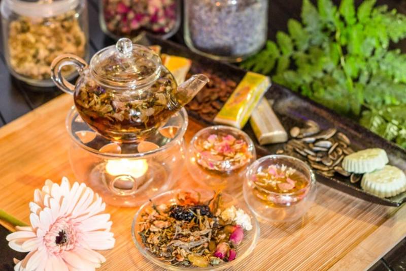 Một tách trà nóng giúp mọi căng thẳng tan biến, cơ thể nhẹ nhàng và thoải mái hơn